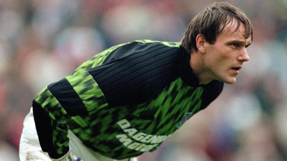 Former West Ham goalkeeper Ludek Miklosko has announced his decision to withdraw from further cancer treatment, three years after his diagnosis.